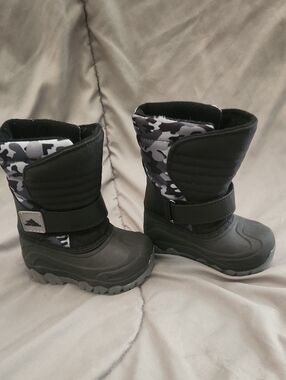 High Sierra Kids Black and Gray Camo "Light Up" Snow Boots